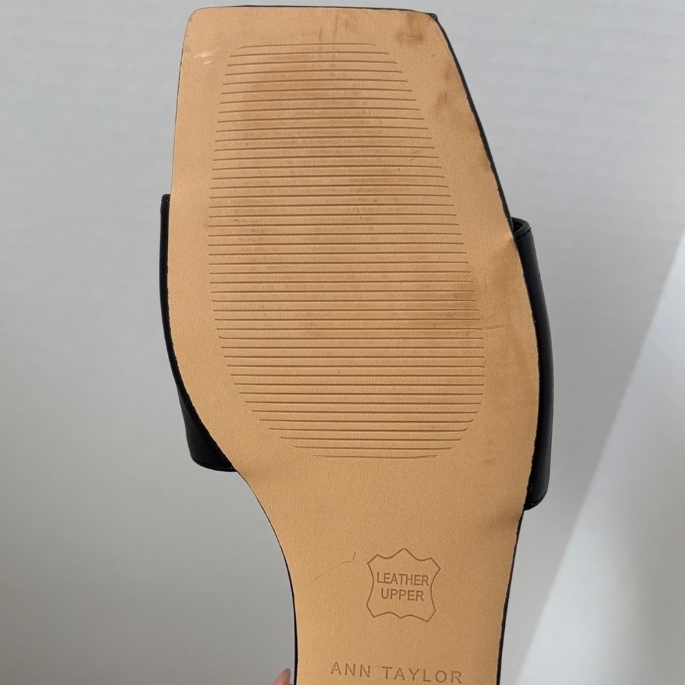 Ann Taylor Black Leather Slide Sandals Gold Chain Detail Size 10M - Picture 13 of 14